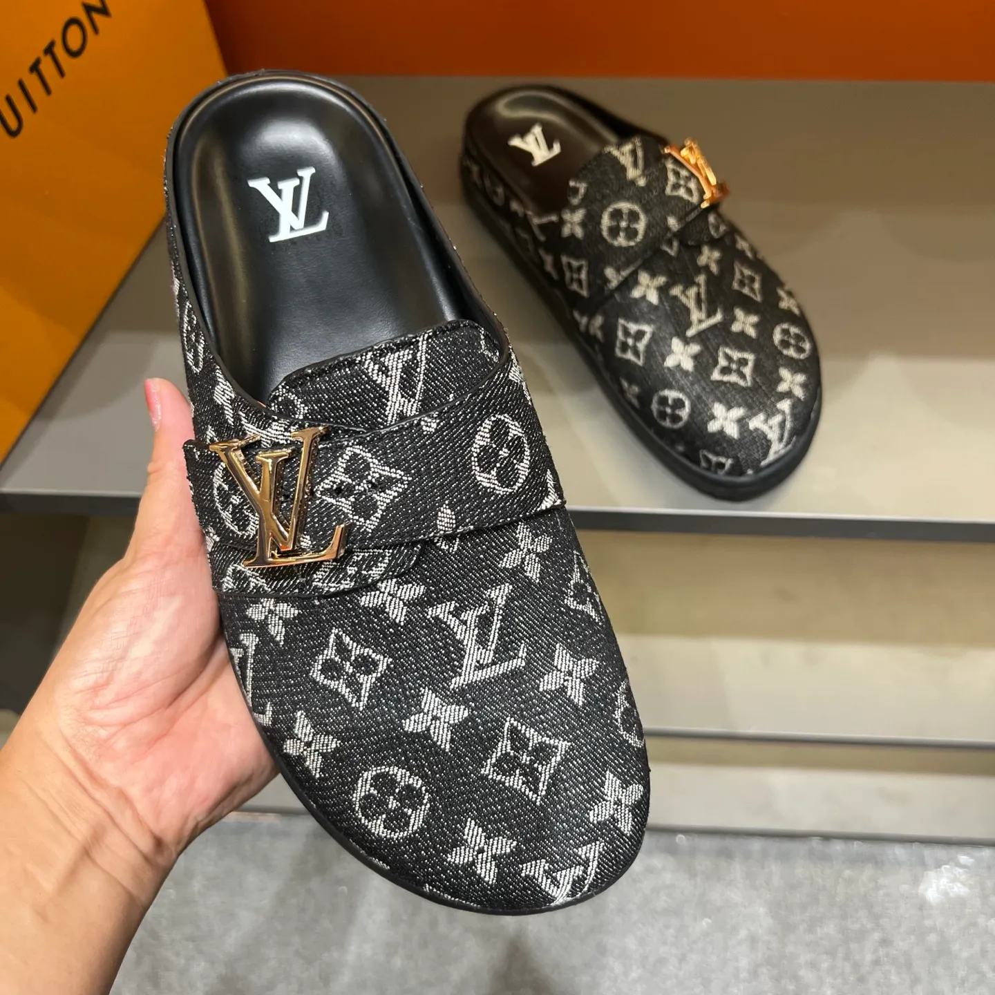 P340, LV Easy 2025 new men's casual sandals, made of suede cow leather, with Monogram pattern to highlight the trendy style. Adjustable straps illuminated with LV letters, while a resilient insole and micro outsole provide lightweight comfort. Made of suede cow leather with embossed Monogram pattern and brand element metal hardware✅Adjustable straps➕Tough insole‼ ️Micro outsole. Comfortable and easy to wear‼ ️ 38-45 (45 customized)